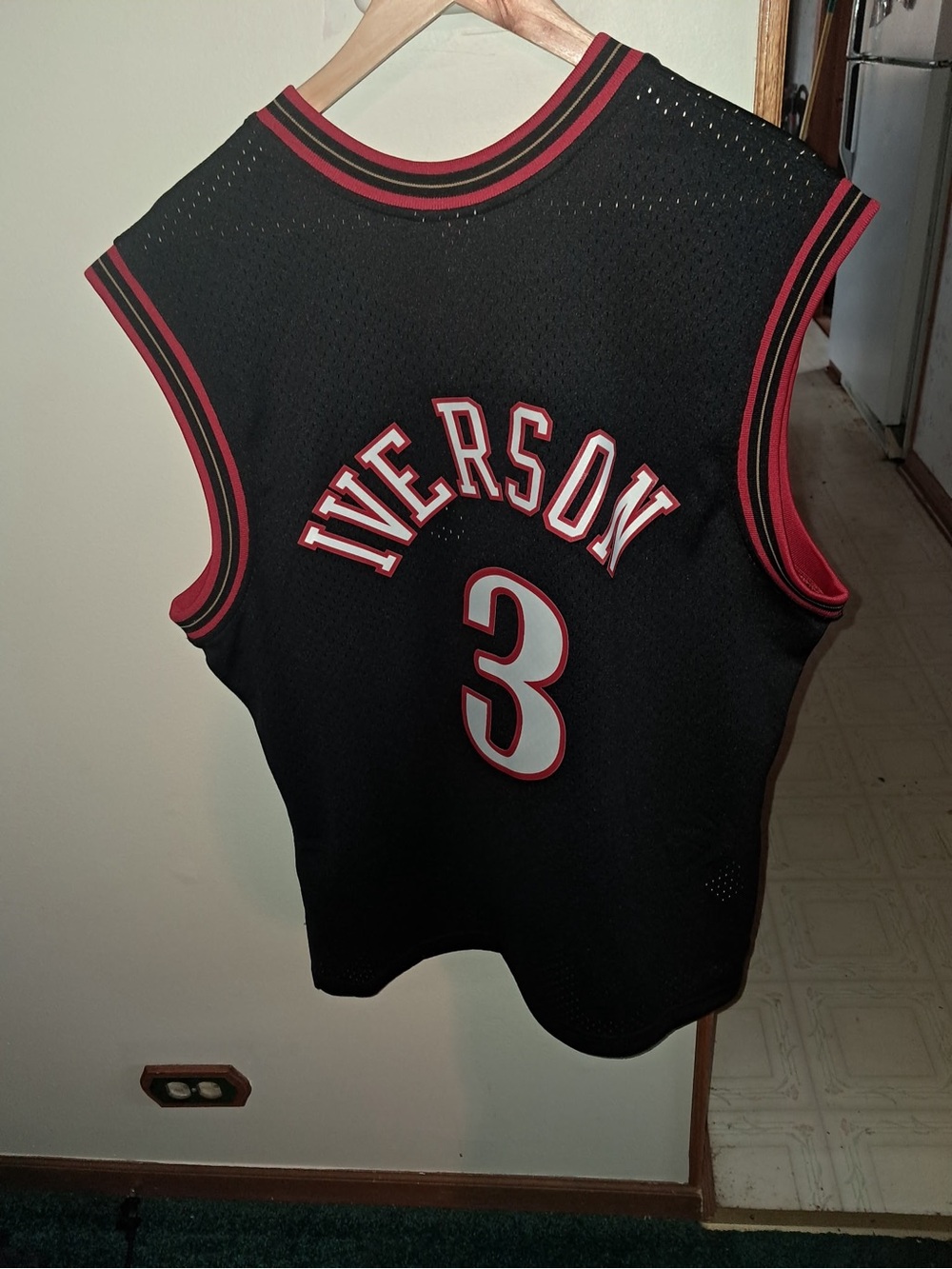 Allen Iverson Philadelphia 76ers Mitchell & Ness men’s NBA jersey L
